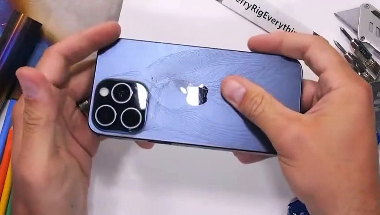 Il casse son iPhone 15 pro max avec deux doigts (Vidéo) !