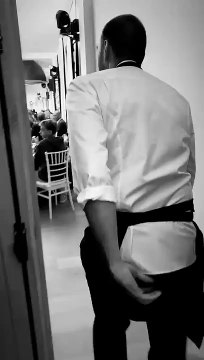 Cyril Lignac dévoile un grand changement physique sur Instagram : le célèbre chef cuisinier s'est rasé la tête.