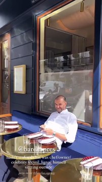 Cyril Lignac dévoile un grand changement physique sur Instagram : le célèbre chef cuisinier s'est rasé la tête.