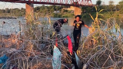 شاهد: تدفق مهاجرين من المكسيك على الحدود الأمريكية بشكل غير مسبوق