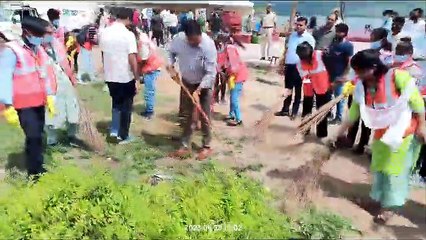 दो घंटे श्रमदान कर जलमहल के किनारों को किया साफ