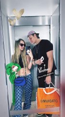 Le jeune homme pose à côté dz sa demi-soeur Emma SmetEmma Smet et Cameron sur Instagram.