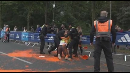 Gli attivisti per il clima irrompono alla Maratona di Berlino