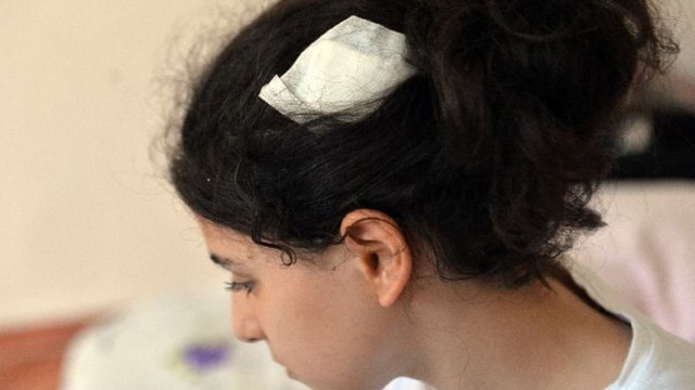 Buse, hareket halindeki dolmuşun açık kapısından düşüp yaralandı