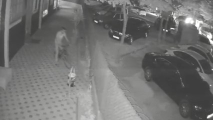 Beylikdüzü'nde üç siteden bisiklet çalan şüpheli kamerada