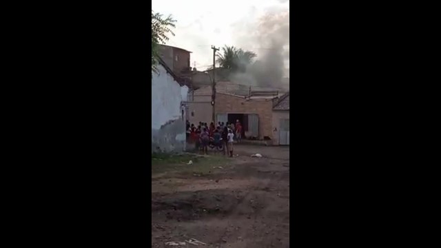 Mulher é presa por suspeita de matar companheiro e atear fogo na casa com o corpo dentro em Cajazeiras