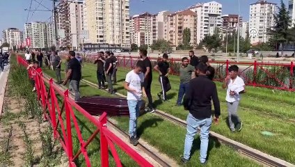 Tramvay kazasında hayatını kaybeden çocuğun ailesi yolu kapattı: Bir kilometre boş tabutla yürüdüler!