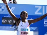 Berlin-Marathon: Tigist Assefa stellt neuen Weltrekord auf