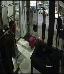 Rompió la vidriera de un local céntrico para robar