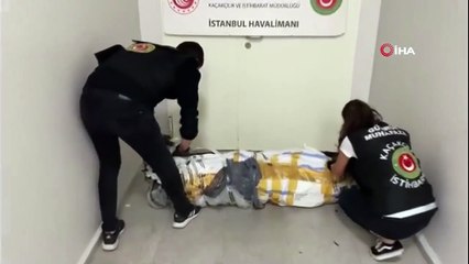 İstanbul Havalimanı'nda halıya emdirilmiş şekilde 17 kilogram metamfetamin ele geçirildi