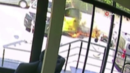 Antalya'da taksiye çarpan motosiklet sürücüsü arka camdan içeri girip asılı kaldı