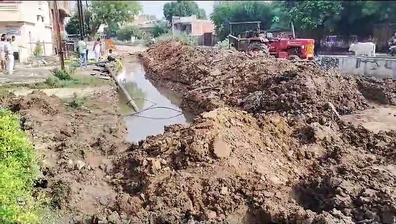 खुदाई के दौरान टूटी पाइप लाइन, दो दर्जन घरों की पेयजल सप्लाई ठप