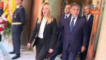 Meloni alla camera ardente di Napolitano omaggia la moglie Clio e i famigliari