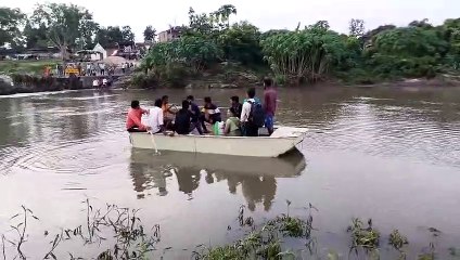 नाव के सहारे मानकुंवर नदी से नैया होगी पार