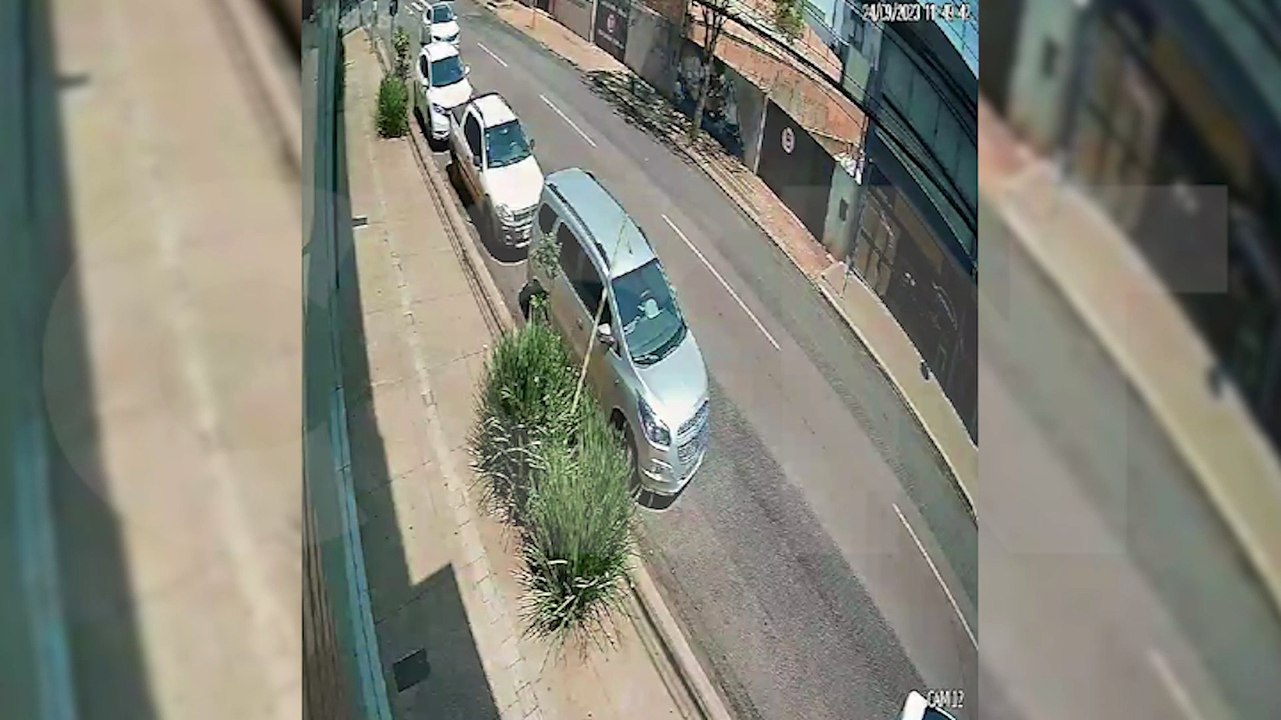 Câmera flagra Jetta capotando no Centro