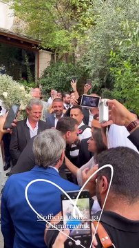 Γάμος Αγγελόπουλου-Βαμβακούση: Το τρυφερό φιλί και η αγκαλιά κατά την άφιξη της νύφης