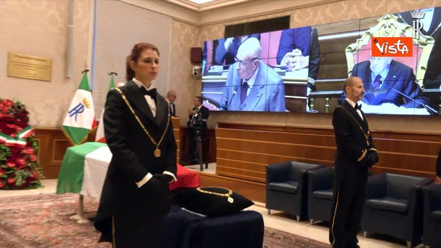 Mattarella alla camera ardente di Napolitano omaggia la moglie Clio e i famigliari