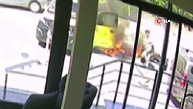 Trafikte akıl almaz kaza: Motosikletli camda asılı kaldı
