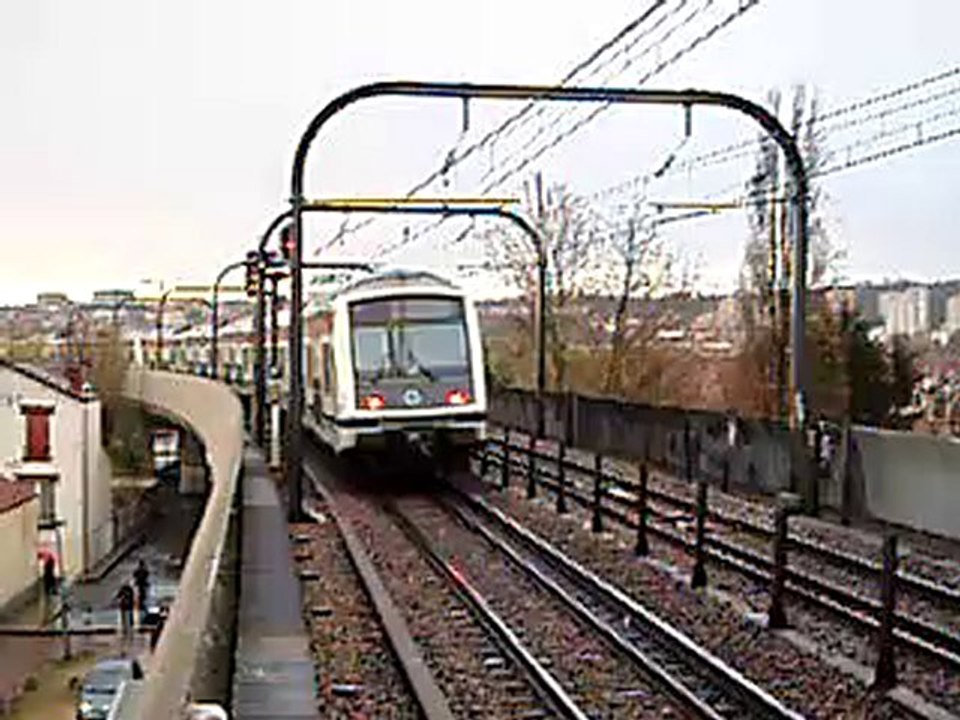 MI2N sans arret à la gare de Neuilly Plaisance surla ligne A du RER