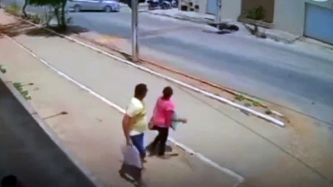 Mulher PASSA MAL E DESMAIA ao ver ACIDENTE DE MOTO