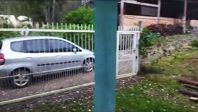 Chuva de granizo causa estragos e deixa pessoa ferida em SC