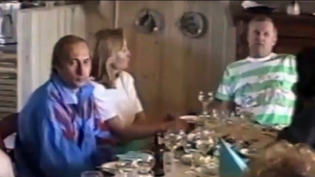 Майка-алкоголичка и тренировочные штаны «Адидас». Путин из начала 1990-х