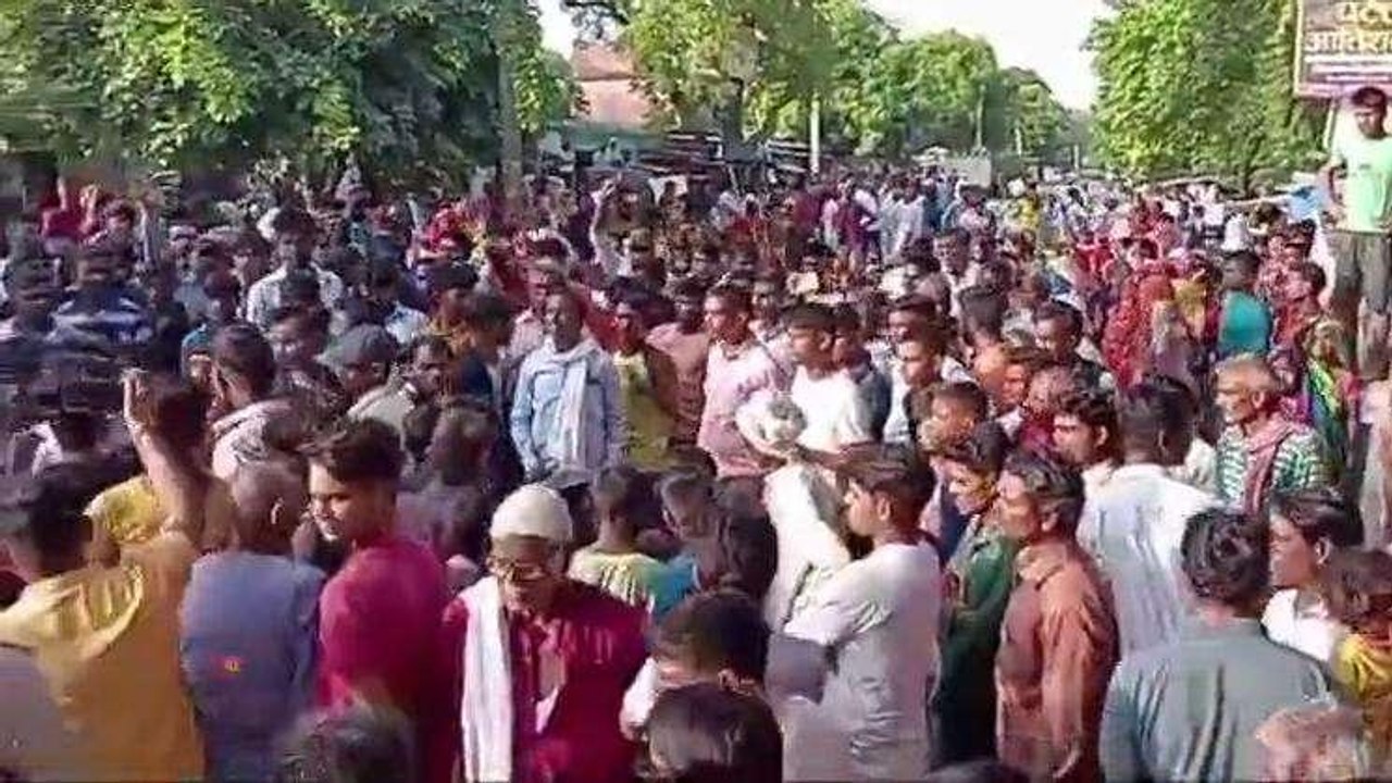 प्रतापगढ़: सड़क हादसे में हुई दो युवकों की मौत, शव को सड़क पर लगाया जाम