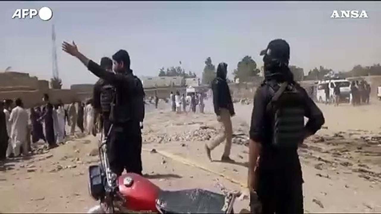 Pakistan, bomba vicino a moschea: oltre 50 morti e 60 feriti