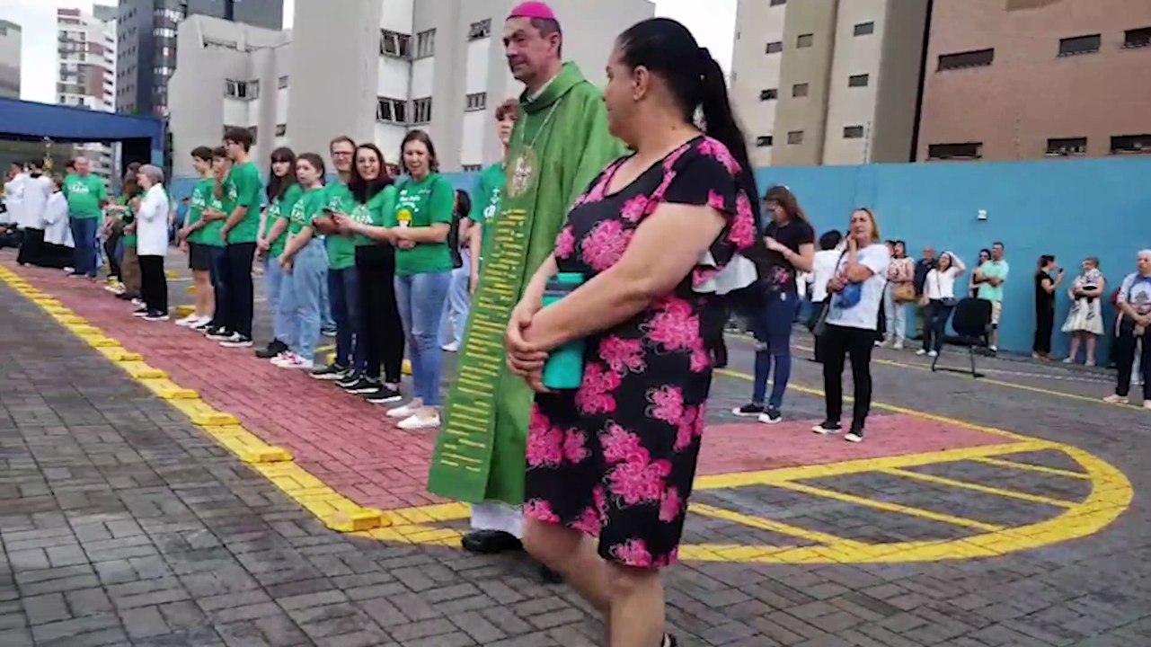 Fiéis aguardam a chegada da imagem peregrina de Nossa Senhora Aparecida