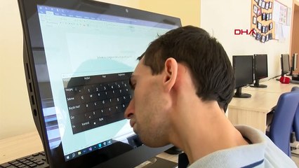 Serebral palsi hastası üniversiteli, burnu ile bilgisayar kullanıyor