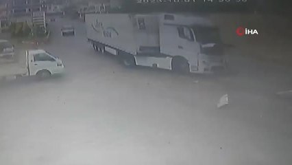 Tırın altına giren kamyonette sıkıştılar...Kaza anı kamerada