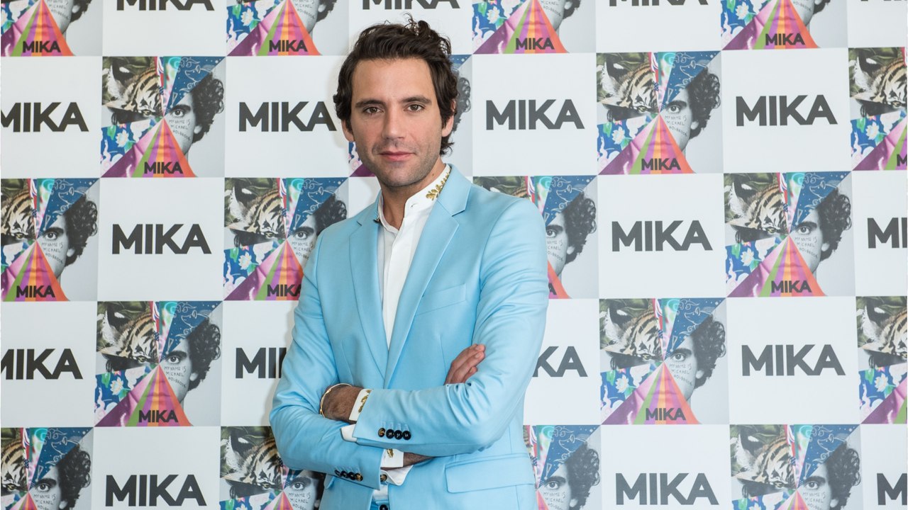 GALA VIDEO - Mika en famille : il dévoile une rare photo avec ses soeurs et son frère lors de la Fashion Week de Paris