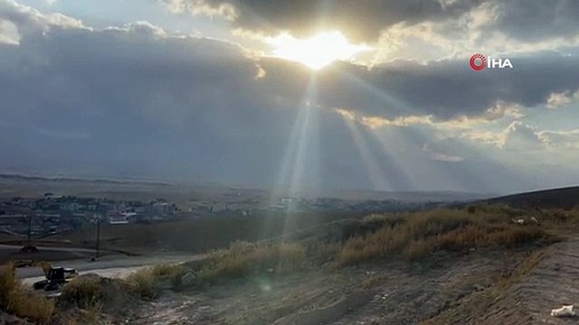 Yüksekova'da toz bulutu dağları kapladı