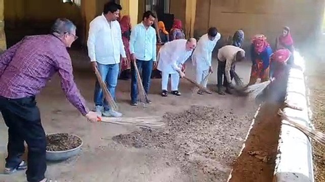 स्वच्छता पखवाड़े के तहत गौशाला सहित सार्वजनिक स्थानों पर चलाया सफाई अभियान