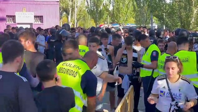 Llegada de los aficionados del Burgos a Zorrilla