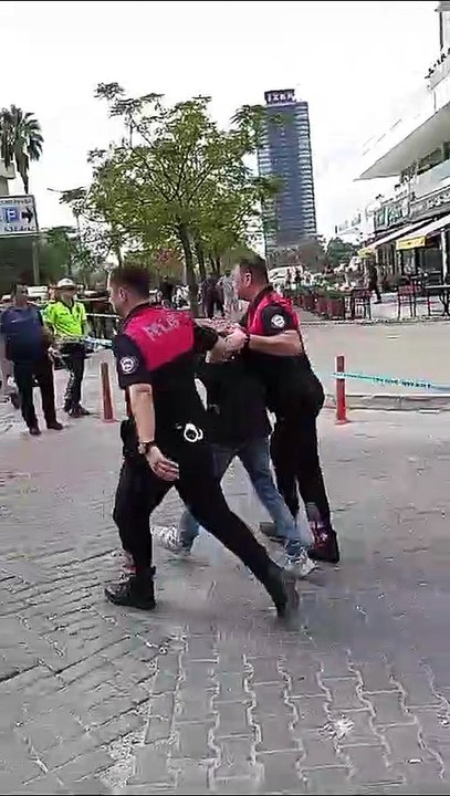 İzmir'de bulunan Bayraklı Adliyesi'nde silahlı çatışma