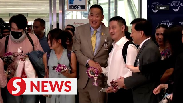 Chinese tourists get VIP welcome as Thai visa waiver scheme begins