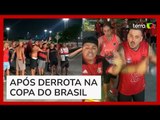 Torcedores protestam em desembarque do Flamengo em aeroporto no RJ