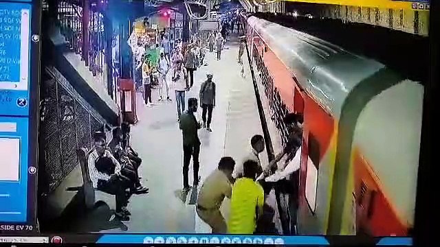 चलती ट्रेन में चढ़ते समय फिसला पैर, RPF बचाई जान