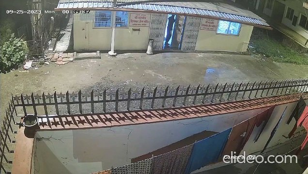 चोरों को भगवान का भी खौफ नहीं, मंदिर से सोने-चांदी के सिहासन समेत अष्टधातु की मूर्तियां लेकर फरार, Video