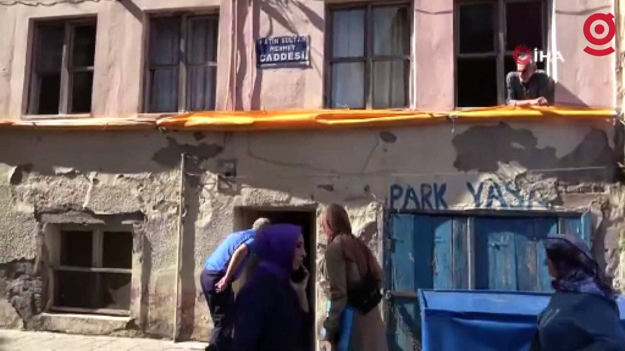 8 yıldır çöp biriktiren kadının evinden 2 kamyon çöp çıkartıldı