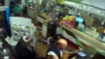 Tenta una rapina a Pompei, disarmato e messo in fuga dai clienti della ricevitoria: il video