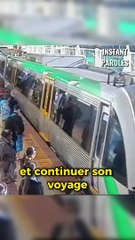 Ces passants poussent simultanément ce train pour permettre à cet homme de sortir