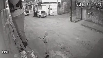 Vídeo mostra criminosos invadindo residência em Fortaleza