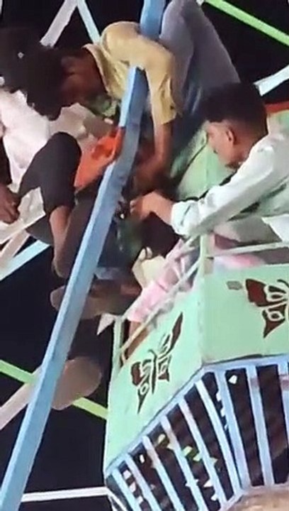 Mulher fica com o cabelo preso em roda gigante...