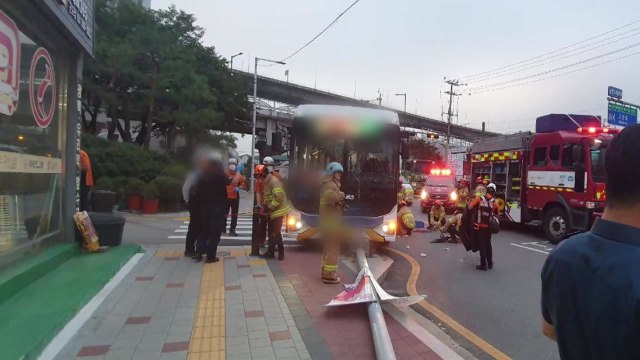 우회전하다 50대 보행자 치어 숨지게 한 버스 기사 입건 / YTN