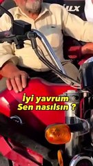 Motorlu yaşlı çiftin fotoğrafını çeken fotoğrafçı ve bu jesti karşılıksız bırakmayan toton amca 