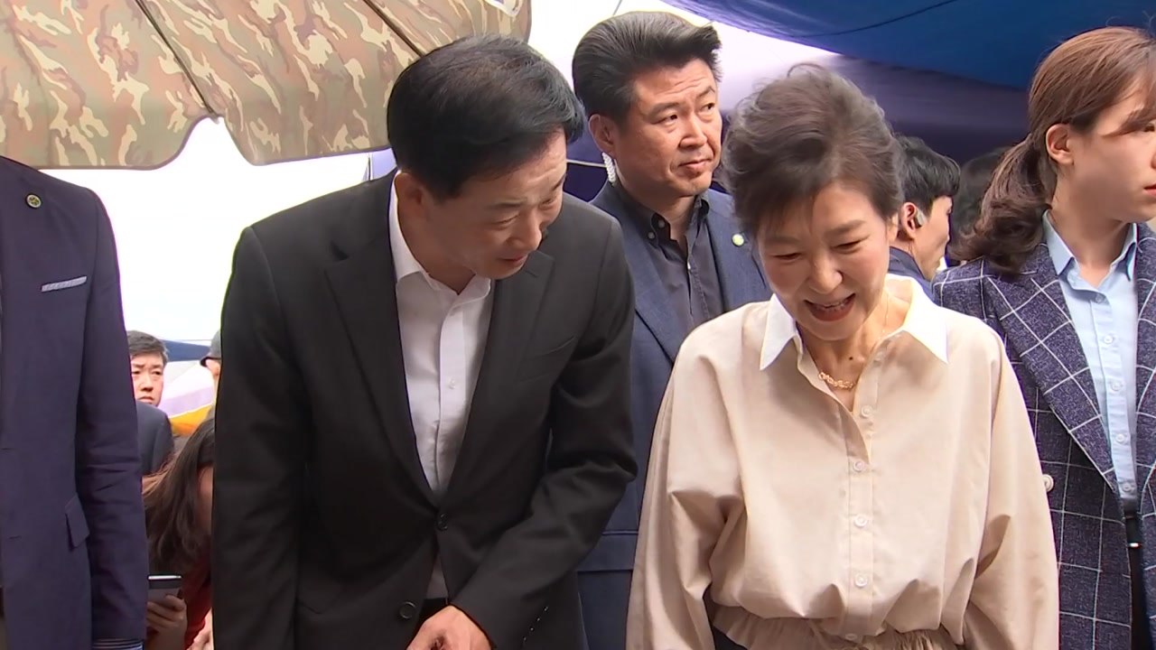 박근혜, 대구 전통시장 방문...추석 앞두고 상인들과 환담 / YTN