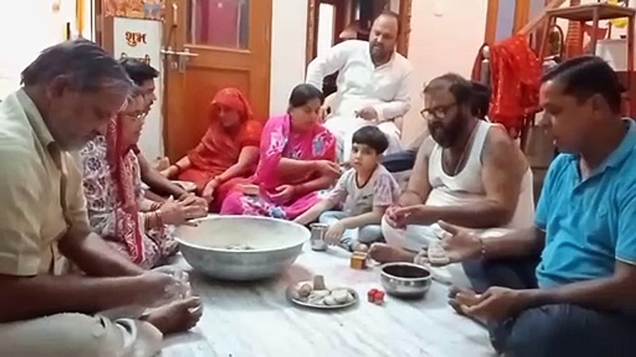 मिट्टी से रोज बना रहे गणेश प्रतिमाएं, कर रहे पूजन-अनुष्ठान