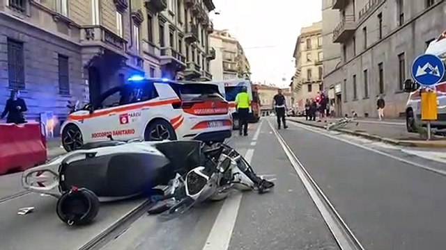 Milano, incidente stradale in corso Magenta: scooter travolge una bicicletta